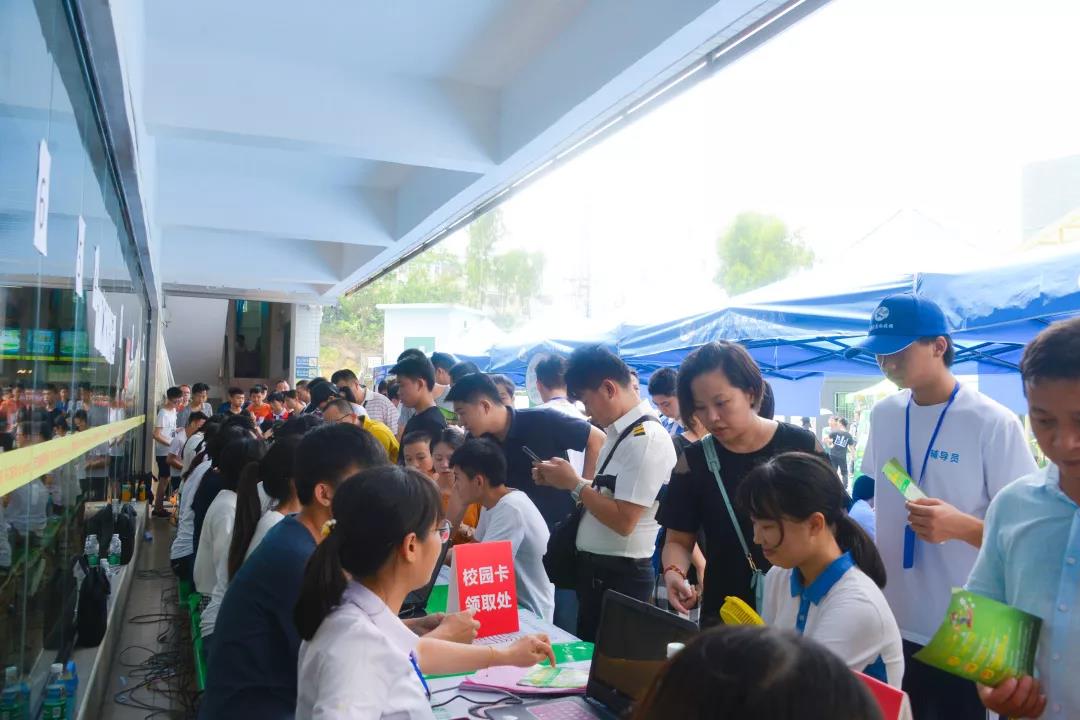 携创开学报到，千余名新生点靓青青校园