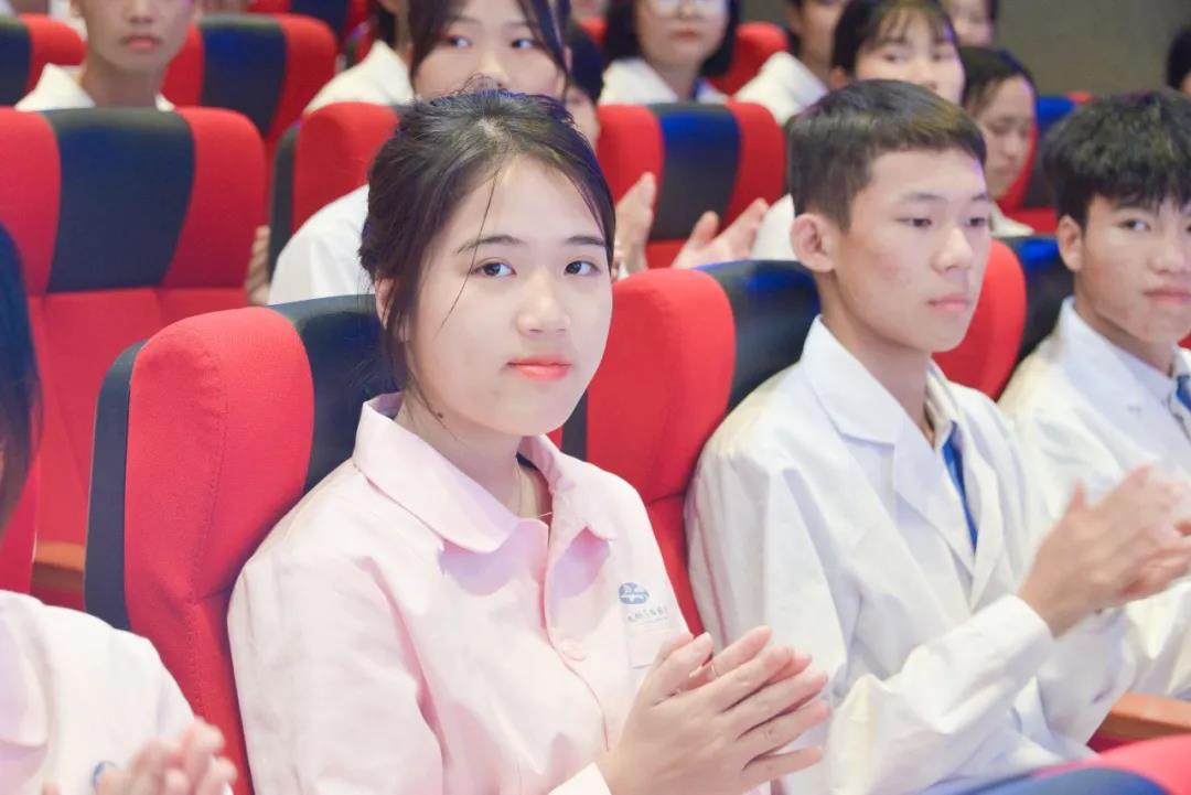 “你有你的仙女裙，我有我的护士服”