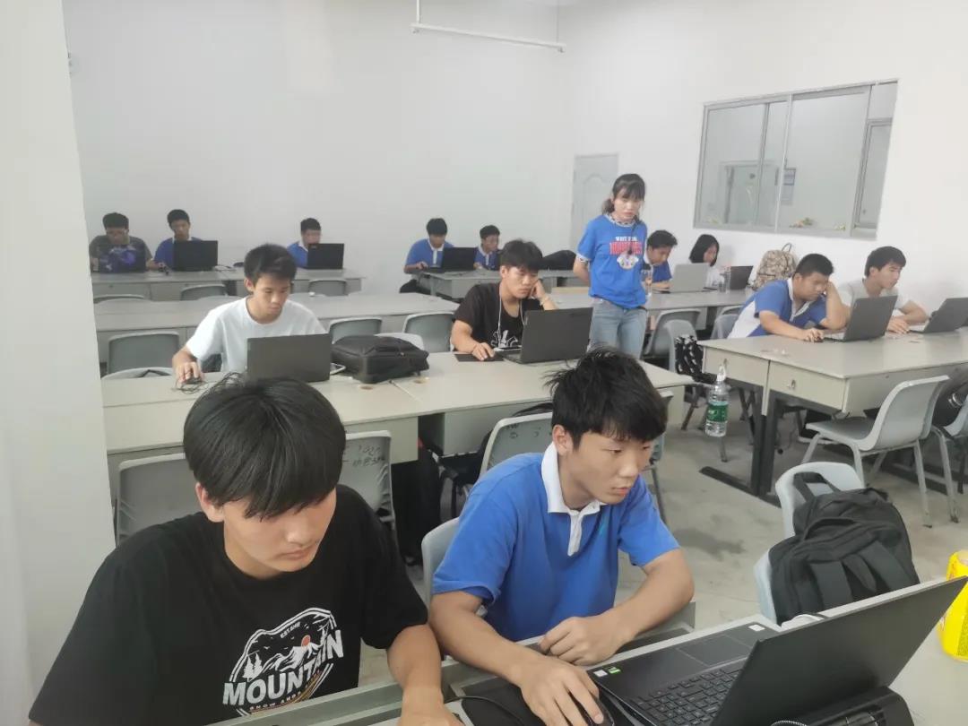 “好吧，我承认你比我强一点点~”