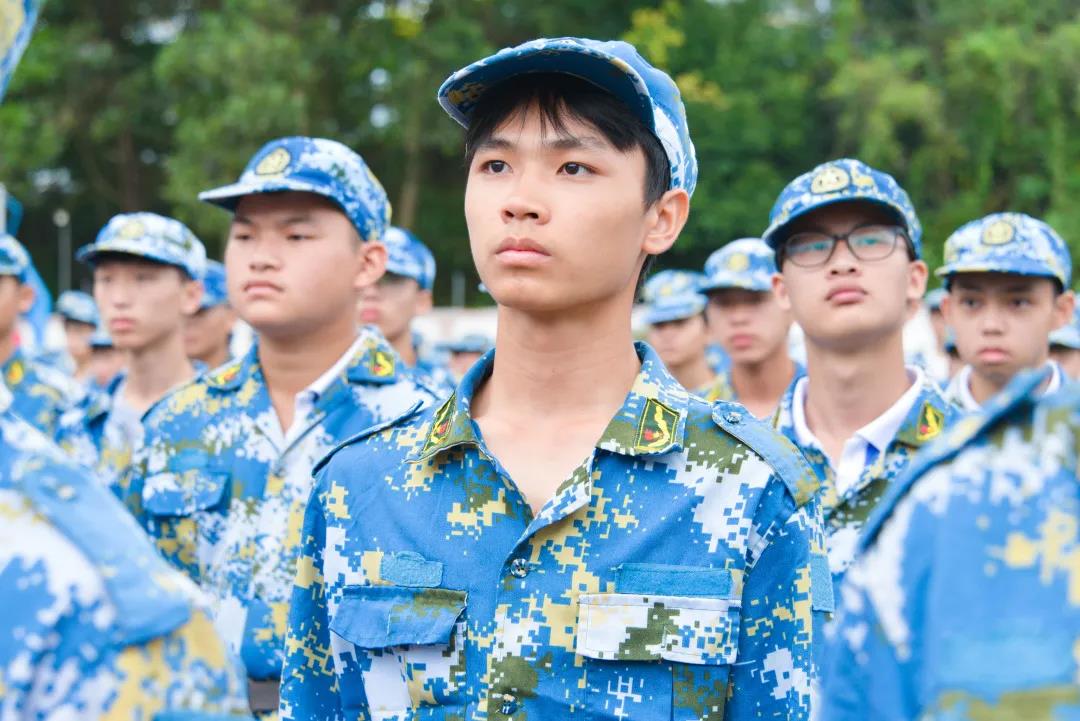 飒飒飒！携创新生军训结营仪式，真人版绝地求生再次上演