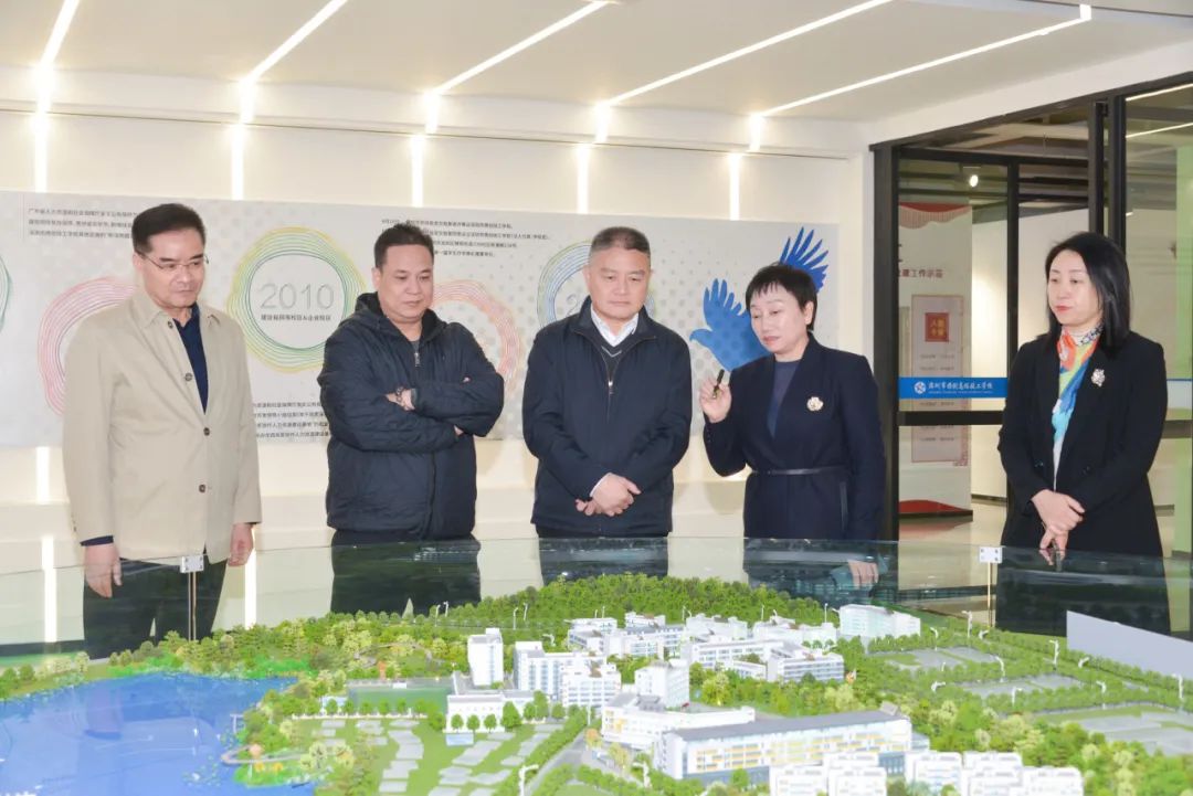 横岗街道党工委书记刘庆一行来校调研