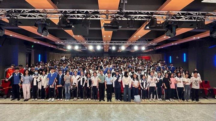党委书记、校长伊俊宏讲授思政课《我们的青春，我们的团》